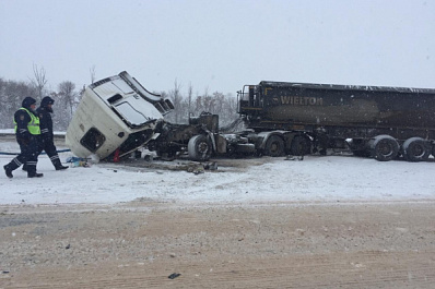 Пассажирка фуры погибла в реанимации после лобового столкновения большегрузов в Самарской области 