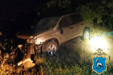 В Самаре женщина на кроссовере съехала на обочину и перевернулась