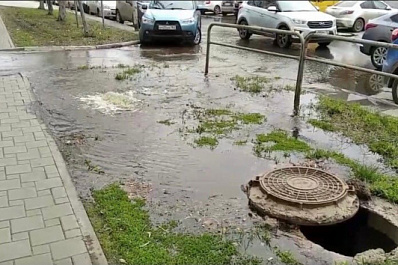 В центре Самары из-под земли забил фонтан