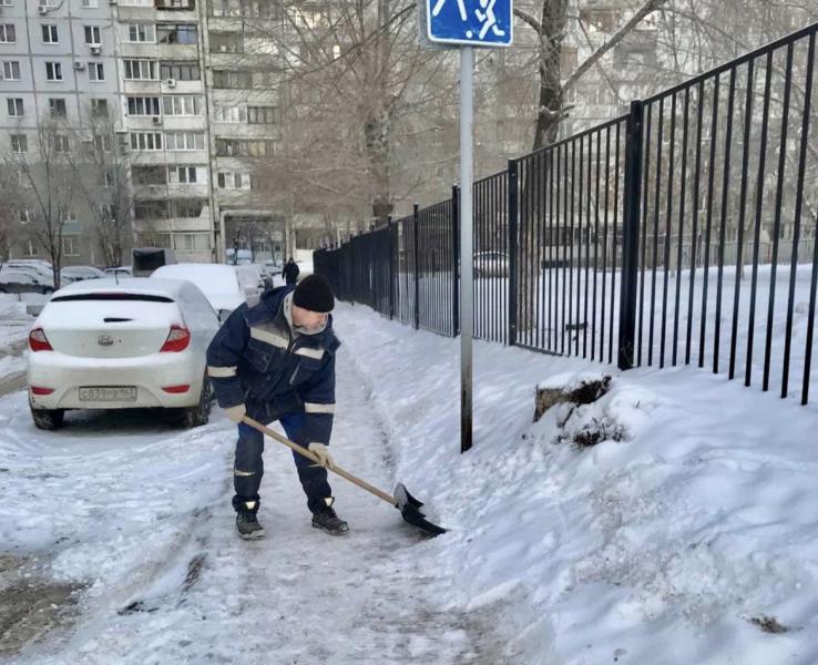 В Самаре с раннего утра рабочие расчищают улицы от снега