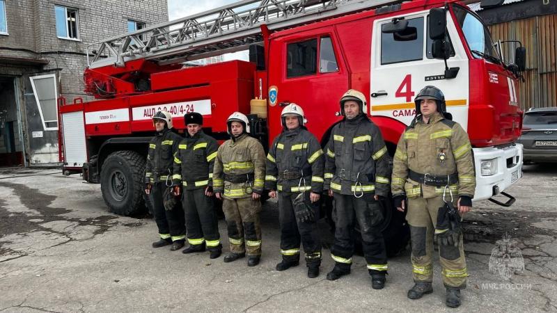 В Самаре из-за загоревшегося роутера эвакуировали подъезд и спасли пять человек