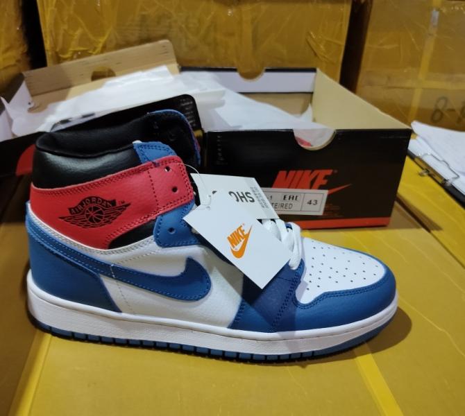 В Самарской области задержали фуру с 13 тысячами пар поддельных кроссовок