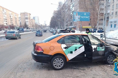 В Самаре девушка на каршеринге влетела в ограждение