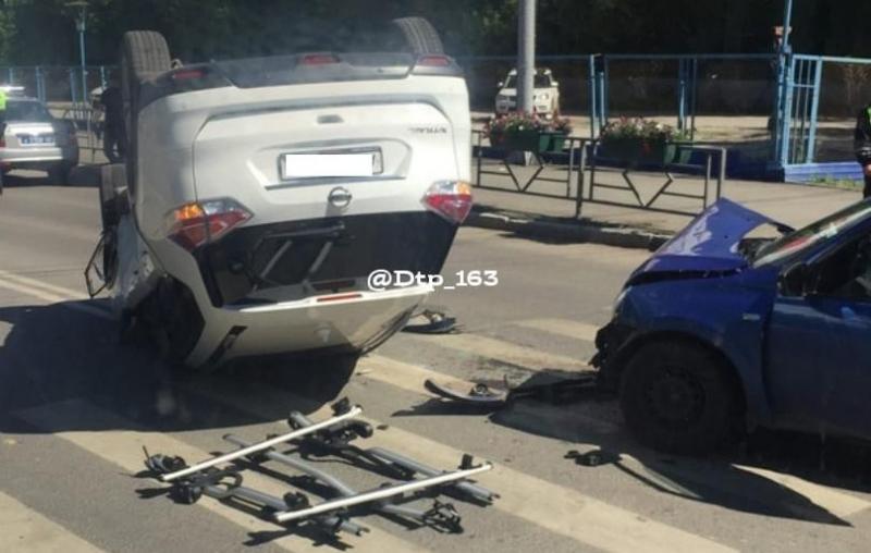 В Самаре иномарка перевернулась после столкновения с "Ладой"