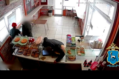 Тольяттинец пришел в пекарню за выпечкой, а в итоге вынес деньги из кассы