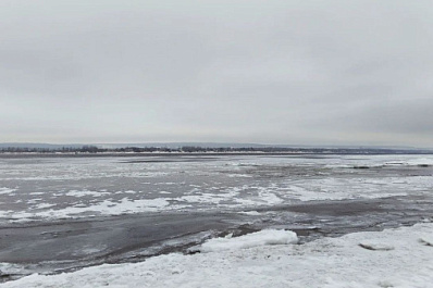 В Самарской области спасатели достали тело провалившегося под лед рыбака