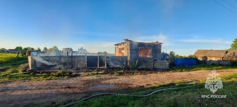 Мужчина вытащил из огня беременную жену и годовалую дочку