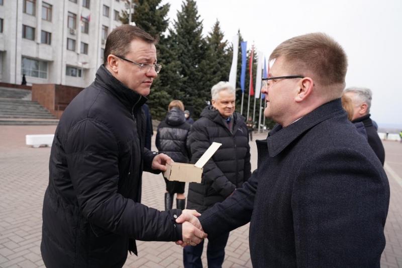 Дмитрий Азаров передал врачам ключи от 19 передвижных кабинетов медобслуживания