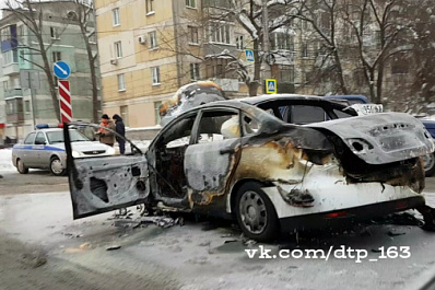 В Самаре такси с пассажиром попало в ДТП и выгорело дотла