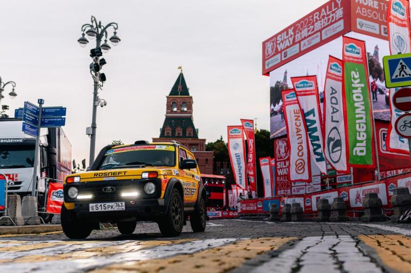 Команда АвтоВАЗа на легендарных внедорожниках Lada Niva успешно преодолела "Шелковый путь"