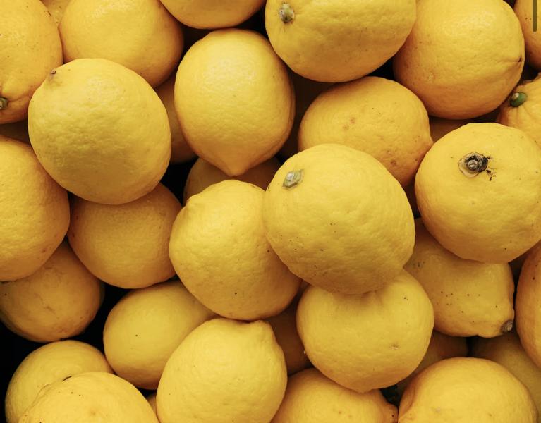 Гастроэнтеролог Вялов предупредил, что любовь к лимонам может довести до рака