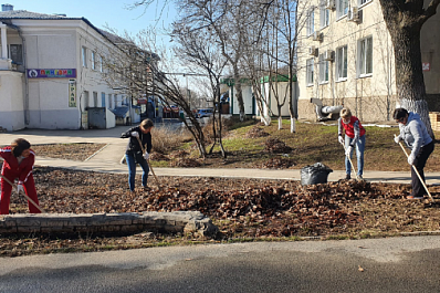 В поселке Управленческом в рамках субботника наводят чистоту в сквере у ЗАГСа