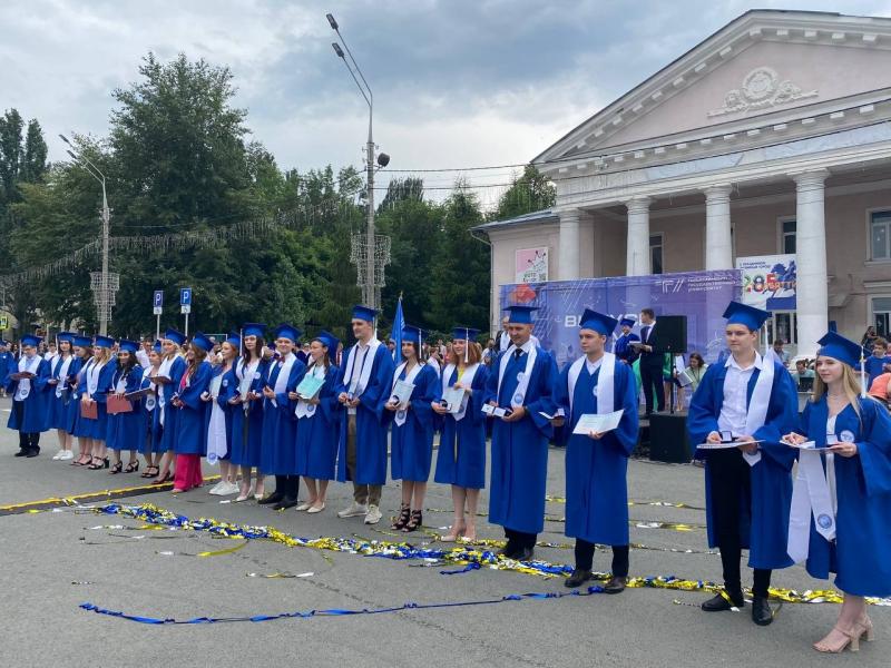 300 специалистов с красным дипломом: студенты Тольяттинского университета 14 июля отмечают выпускной