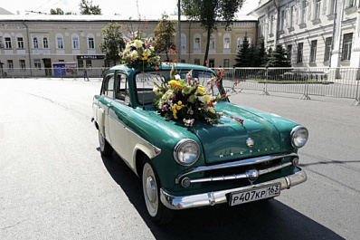 Мантуров заявил, что в России планируют возродить автомобили "Волга" и "Победа" 