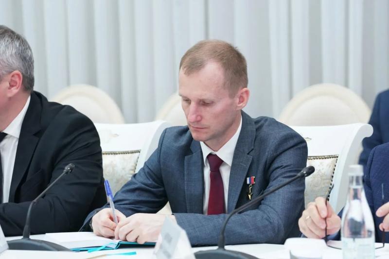 Губернатор Федорищев поручил создать в Самарской области фонд для доплат врачам, учителям и социальным работникам