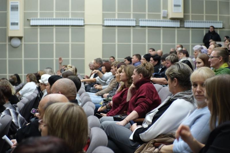 Пути решения: губернатор Вячеслав Федорищев провел встречу с жителями Кинельского района 