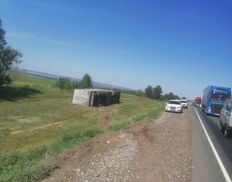 В Самарской области на трассе М5 после ДТП раскидало два грузовика и две легковушки