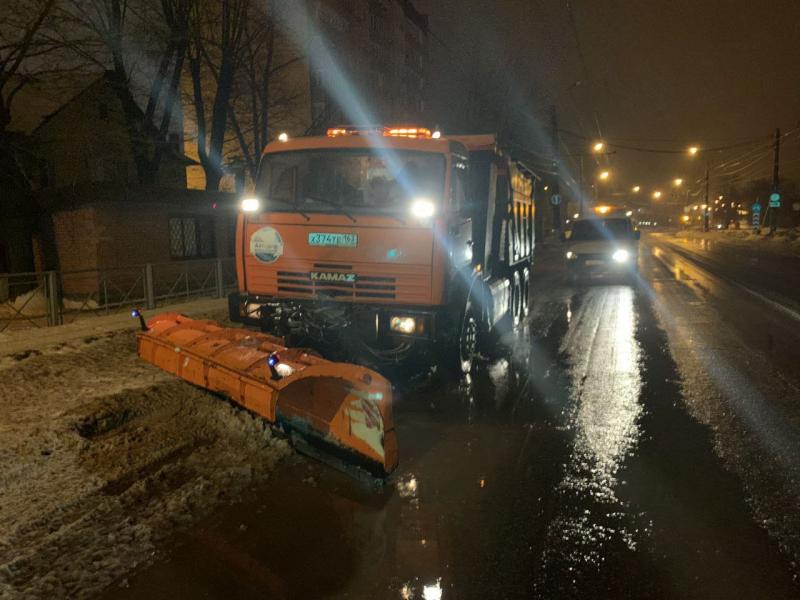Зима утекает: в Тольятти устраняют подтопления на дорогах