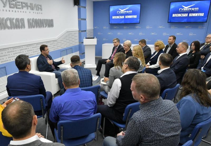 Губернатор Дмитрий Азаров посетил объединенный пресс-центр "Губернии" и "Волжской Коммуны"