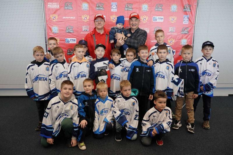 В Самаре на Кубке Третьяка особые гости губернатора получили автограф легенды хоккея