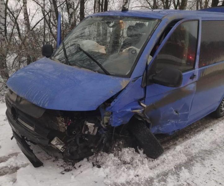 В Самарской области на трассе столкнулись микроавтобус и "десятка"