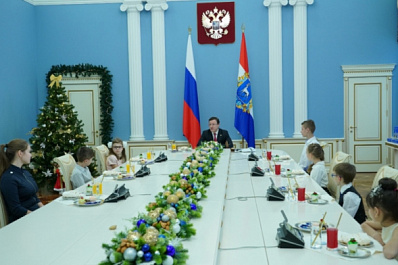 Дмитрий Азаров встретился с детьми - участниками акции "Ёлка желаний"