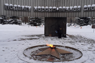 Вандалами, испортившими петардой Вечный огонь в Тольятти, могли быть двое подростков