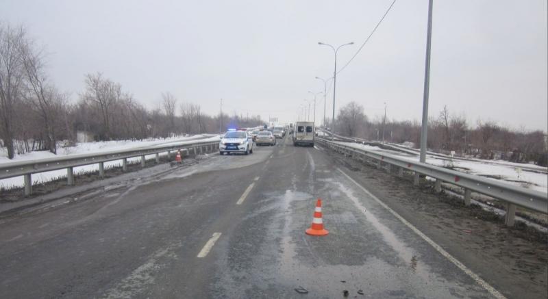 Под Чапаевском столкнулись микроавтобус и грузовик, есть пострадавшие