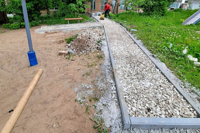 Во дворах Октябрьского района Самары ремонтируют дороги, тротуары, входы в подъезды