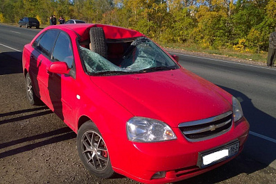 На трассе М5 оторвавшееся у Газели колесо пробило лобовое стекло иномарки