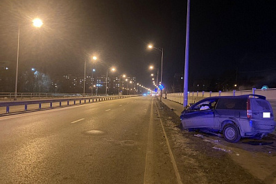 В Самаре женщина с сыном разбились, врезавшись в столб на Пугачевском тракте