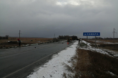 В Кинельском районе из-за КамАЗа с прицепом погиб человек