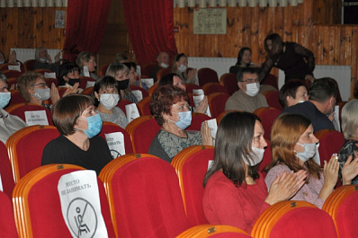 Более 10 тысяч жителей Кинеля стали участниками социокультурного проекта "Новый год с доставкой на дом" 