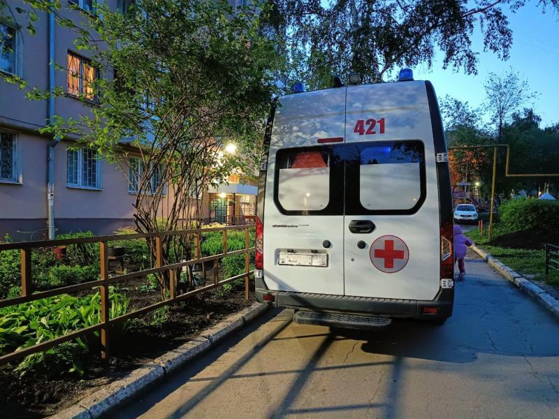 Погиб фельдшер: в Самарской области водитель врезался в машину бригады скорой помощи