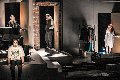 Трагикомический супергерой: в театре драмы разговаривают со зрителем сегодняшним языком 