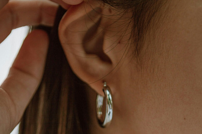 Дерматолог Косых: в каком возрасте лучше прокалывать уши детям