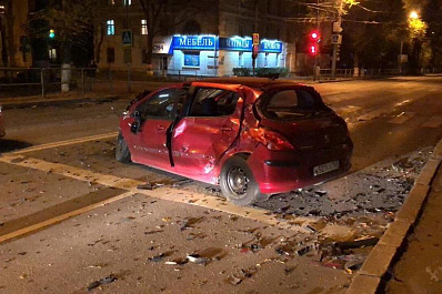 Появились фото жесткого ДТП в Самаре: ночью Porshe Cayenne протаранил Peugeot