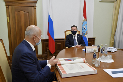 Дмитрий Азаров обсудил с Ростиславом Хугаевым ход строительства Парка дружбы народов