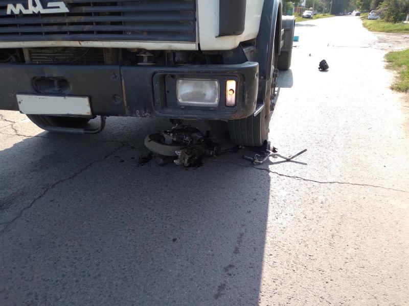 В Тольятти двое подростков на скутере залетели под грузовик МАЗ