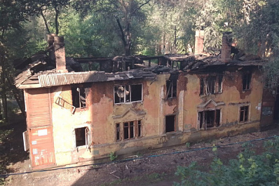 В Самаре ночью с 8 на 9 июля пожарные тушили полыхающий дом