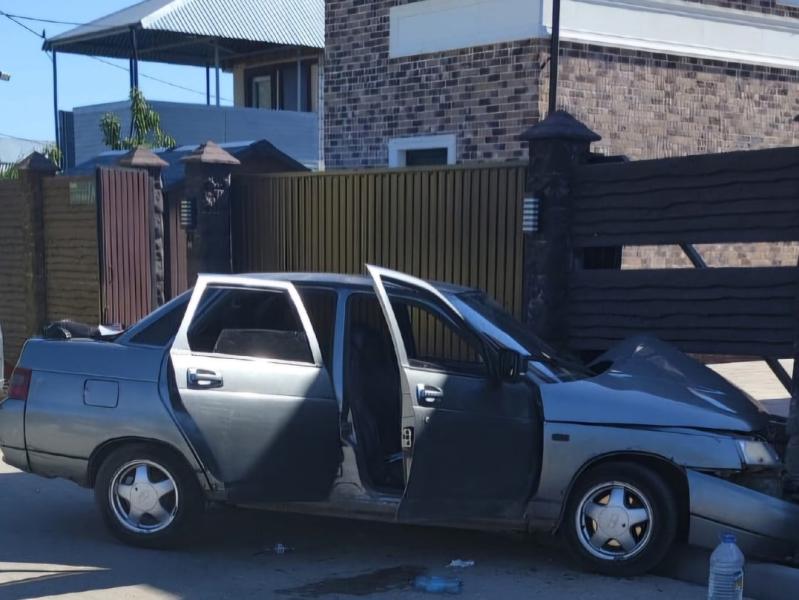 В Самарской области "десятка" пробила забор