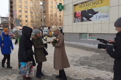 В Тольятти поздравили женщин с наступающим 8 Марта