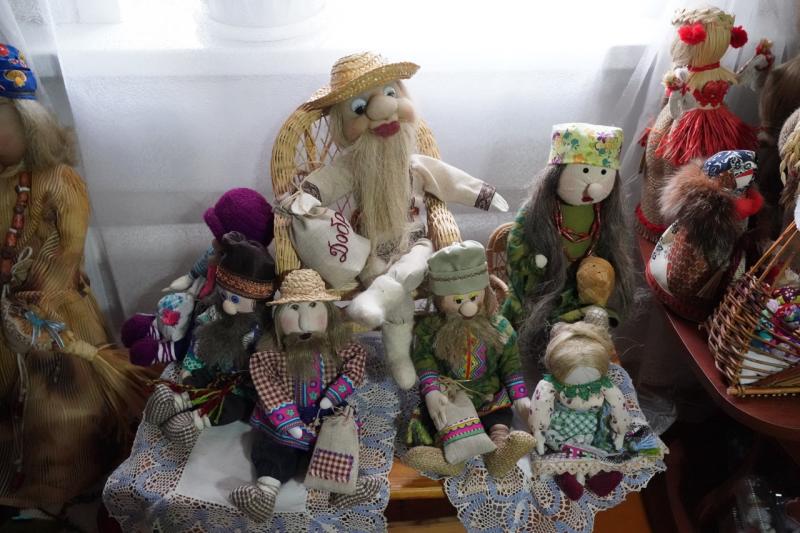 Жительница Борского создала у себя в доме целый кукольный мир