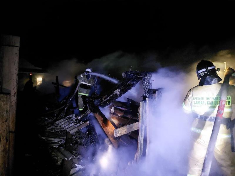 Ночью 12 декабря в Елховском районе вспыхнули сараи на 200 "квадратах"