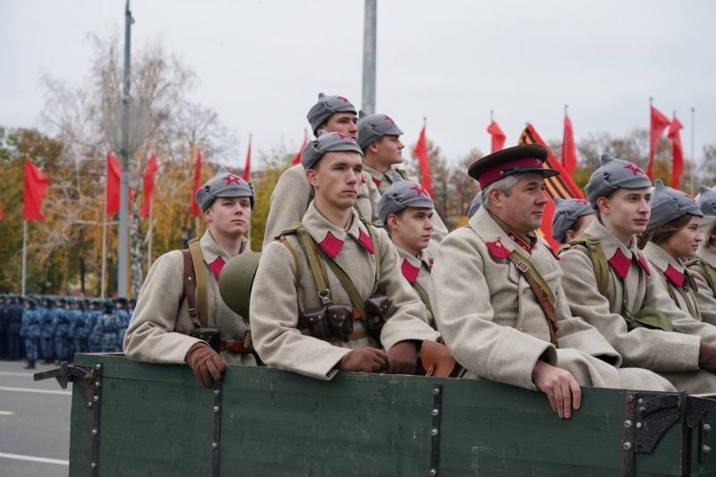 "Достойны подвига предков": Игорь Комаров и Дмитрий Азаров поблагодарили военнослужащих СВО - участников Парада Памяти в Самаре