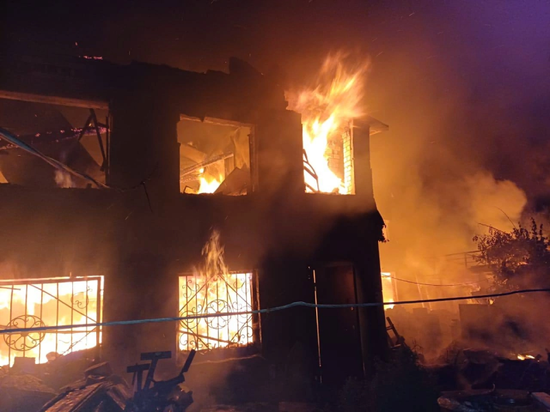 В Волжском районе тушили два пожара в дачных домиках