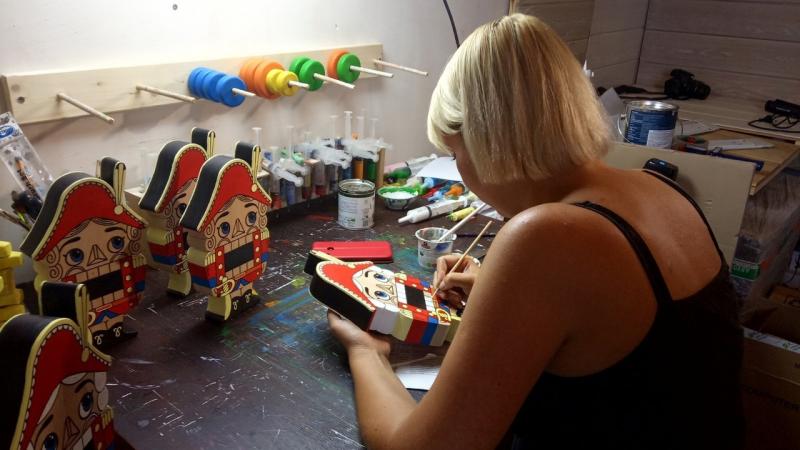 "Делаю от души": в Пестравке мастер на средства соцконтракта создал фабрику игрушек