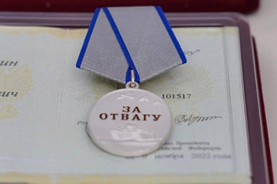 Губернатор Дмитрий Азаров наградил участников специальной военной операции