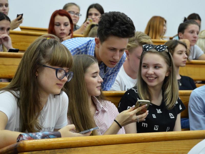Дмитрий Азаров подписал постановление о выплате субсидии в 10 тысяч рублей новоиспеченным студентам Самарской губернии 
