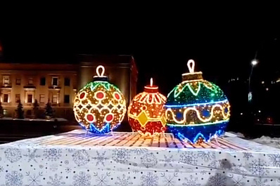 Самые большие новогодние шары расположились на площади Куйбышева в Самаре